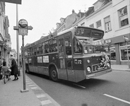 857017 Afbeelding van een versierde autobus van het G.E.V.U. in de Voorstraat te Utrecht, ter gelegenheid van de ...